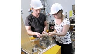 Aus rezykliertem Verpackungsabfall entsteht im Fraunhofer IVV eine reine PE-Folie mit Neuware-Eigenschaften. (Fraunhofer IVV)