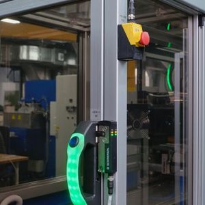 The separate emergency stop button, also from the BDF 100 series by Schmersal, is installed in a location where it is quickly accessible and within view in case of an emergency.  (Source:  Tiepner GmbH)