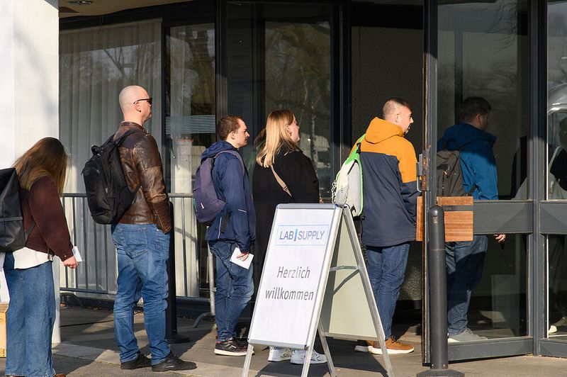 Schon früh kamen die ersten Besucher, um sich über neue Produkte und Dienstleistungen von 170 Ausstellern zu informieren.   Mehr Infos zu den kommenden LAB-SUPPLY-Messen finden Sie auf www.lab-supply.info (Bild: Stefan Stark)