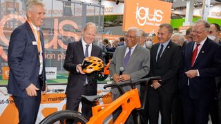 Bei Igus haben sich Bundeskanzler Scholz und der portugiesische Premierminister António Costa ein Fahrrad angeschaut, das zu großen Teilen aus Plastikmüll gefertigt wird.  (Bild: Igus)