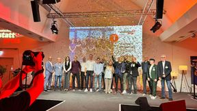 Das Team von Linders Boxenstopp im Konfettiregen: Die Veitshöchheimer Werkstatt stand beim Deutschen Werkstattpreis ganz oben auf dem Treppchen.  (Bild: Schreiner – VCG)