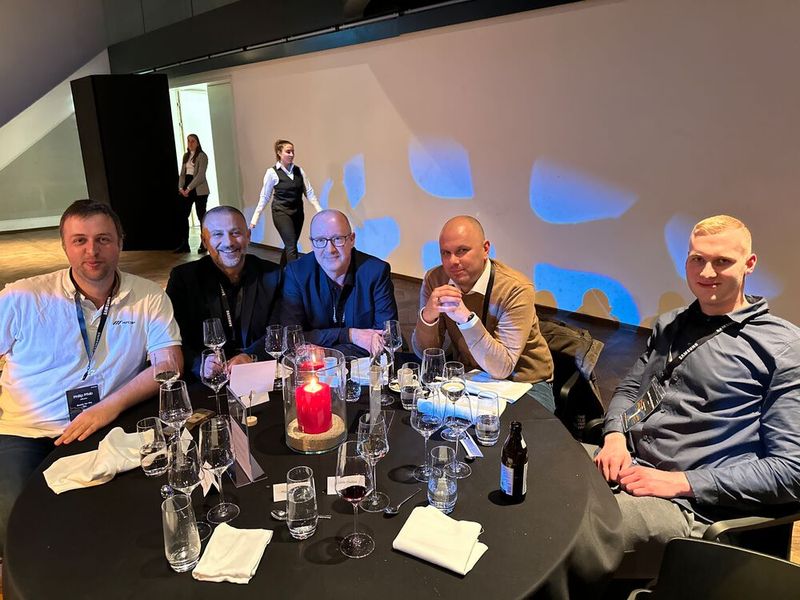 Trinkt dieser Tisch nur Wasser? (v. l.) Philip Pfab (mifcom), Ecevit Güneser (Tarox), Stephan Rohde (mifcom), Sebastian Reese (CSL) und Justin Bachmann (Tarox). (Bild: Vogel IT-Medien GmbH)