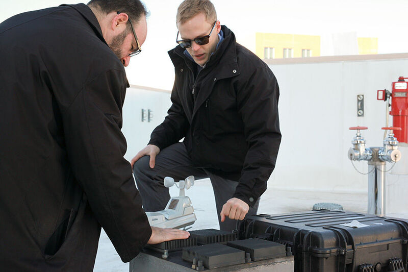 Professor Michael Strano (links) und Doktorand Anton Cottrill überprüfen ihr Testgerät auf dem Dach eines MIT-Laborgebäudes. (Melanie Gonick / MIT)