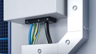 Durch das Cabseal lassen sich bis zu 40 Kabel mit der hohen Schutzart IP66 in Schaltschränke und Gehäuse einführen. (Bild: PFLITSCH)