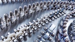 Die effizienten und langlebigen Stauförderketten von Iwis eignen sich zum Fördern, Stauen und Vereinzeln unterschiedlichster Güter. (Bild: Iwis)