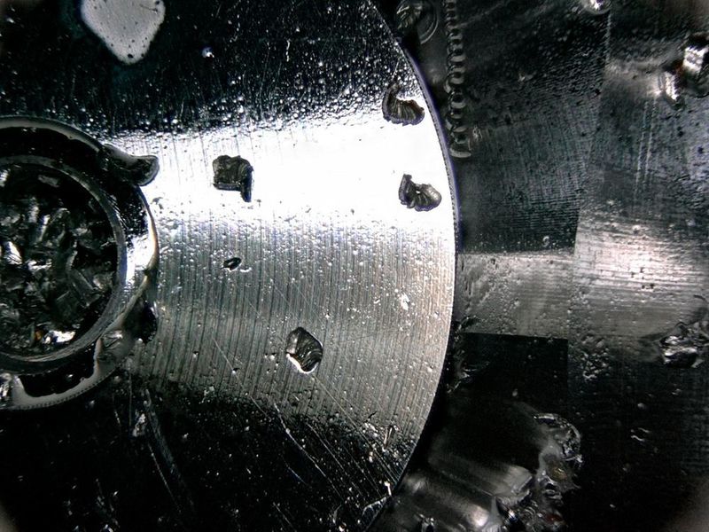 Eine Mikroskopaufnahme zeigt das gefräste Bauteil vor der Ultraschallreinigung ... (Bandelin Electronic)