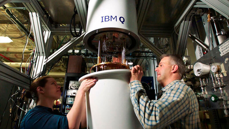 Damit der Quanten-Prozessor arbeiten kann, muss er in einen Kühlschrank gesteckt werden. IBM nimmt zwei verschiedene Helium-Mischungen: 3He und 4He. Die IBMer Sarah Sheldon und Pat Gumann arbeiten an einem solchen Mischungskryostat. (IBM Research)
