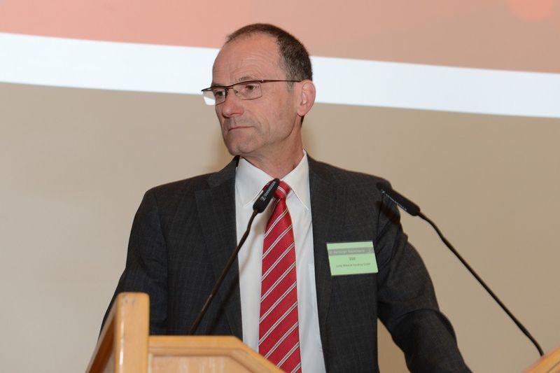 Harald Will, Mitglied der Geschäftsführung bei Linde, zeigte die zukünftigen globalen Herausforderungen von Mensch und Umwelt auf, und welche Einflüsse diese auf logistische Systeme haben werden. (Bild: HSU)