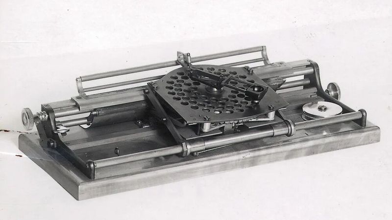 In den ersten beiden Jahrzehnten verließen auch Blindenschreibmaschinen die Werksätte Boschs.  (Bild: Robert Bosch GmbH)