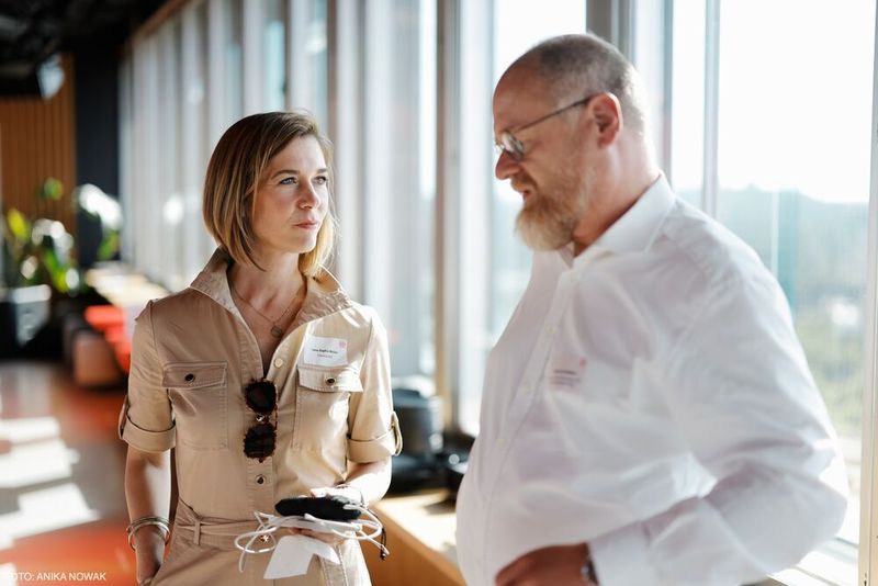 Lena-Sophie Müller mit Sachsen-Anhalts CIO Bernd Schlömer. (Bild: Initiative D21/Anika Nowak)