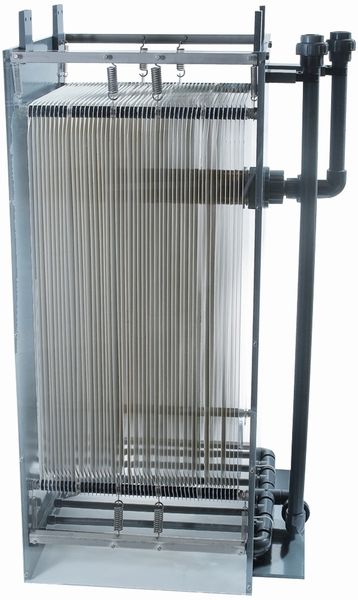 Aufbau des Bio-Cel-Moduls: Einzelne Membrantaschen werden senkrecht zu einem Modul zusammengefügt.  (Bild: Microdyn-Nadir)