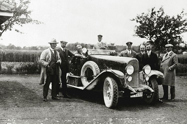 Alfred Graf von Soden-Fraunhofen (2. v. r.), erster Geschäftsführer und Vorstand der Zahnradfabrik Friedrichshafen. (Foto: ZF)