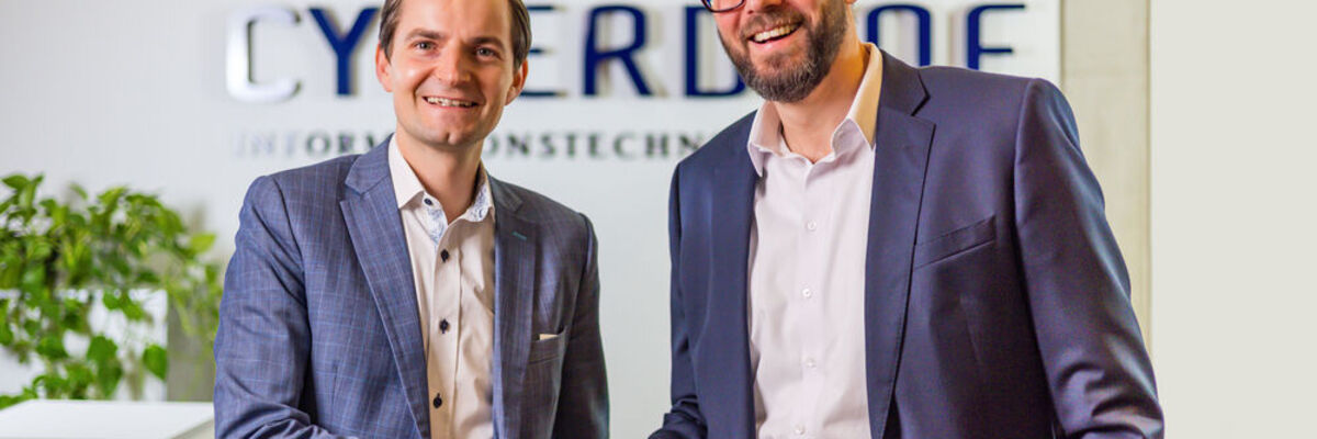 Martin Hörhammer (l.), CEO der Medialine Group, und Ralph Friederichs, Geschäftsführer bei Cyberdyne, werden von iTeam-Kollegen zu Geschäftspartnern.  (Bild: Nicole Friederichs Fotografie)