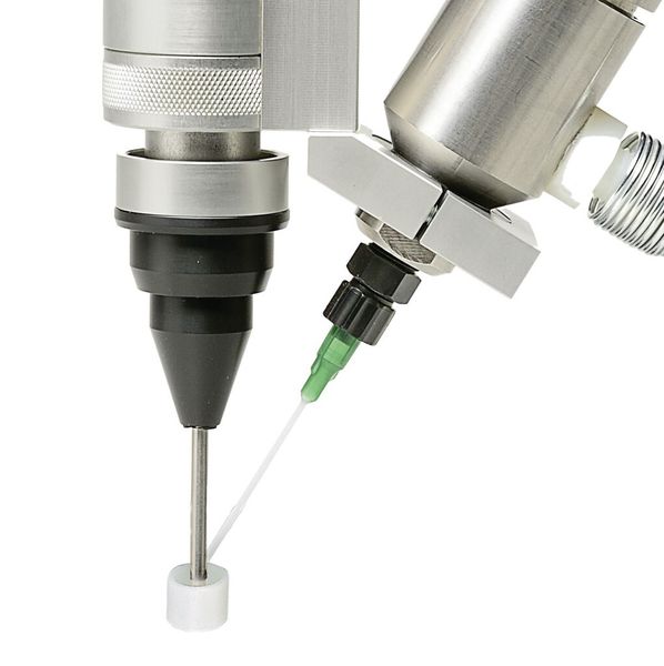 Mit einem speziell konstruierten Rotorspray-System wird eine definierte Klebstoffmenge als umlaufende Raupe oder Band auf eine vorher festgelegte Stelle dosiert. (Bild: Al Ferreira)