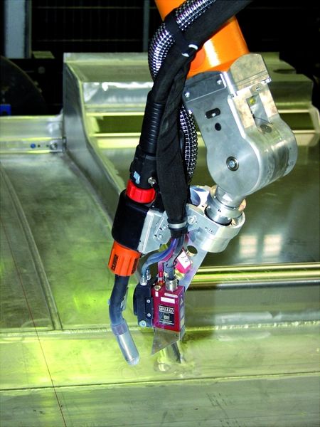 Bild 2: Die Lasersensorik am Brenner sorgt für eine optimale Nahterkennung und -verfolgung und somit für saubere Schweißergebnisse. (Archiv: Vogel Business Media)