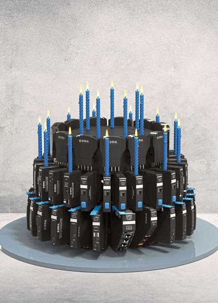 2001 – erster elektronischer Überstromschutz: Wer Verbraucher im 12-, 24- oder 48-VDC -Kreis absichert, die von einem Schaltnetzteil gespeist werden, kommt an einem elektonischen Überstromschutzes nicht vorbei. E-T-A Elektrotechnische Apparate aus Altdorf bei Nürnberg erfand diese Geräte-Gattung vor genau 20 Jahren. Schon damals hatte E-T-A als einziger Anbieter weltweit alle elektromechanischen Funktionsprinzipien im Angebot. Die elektronischen Geräte waren dabei die nächste Evolutionsstufe des Überstromschutzes. Anfangs ging es insbesondere um die Absicherung der Leitung und um die dauerhafte Verfügbarkeit der Steuerspannung. Heute leisten die modernen Überstromschutzgeräte deutlich mehr. Sie unterstützen nicht nur die Digitalisierung, sondern auch Industrie-4.0-Lösungen in der Zustandsüberwachung (Condition Monitoring) und in der vorbeugenden Wartung (Predictive Maintenance). Ein- oder mehrkanalig werden sie auf der Hutschiene montiert oder sind steckbar, mit oder ohne galvanische Trennung. (Bild: E-T-A)