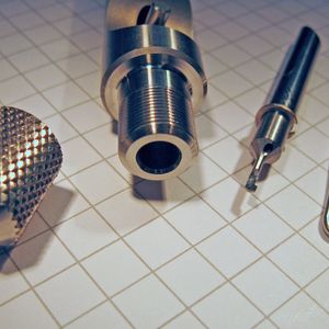 Set aus Rändelmutter, Werkzeughalter borin und SDK-Eckstahl .