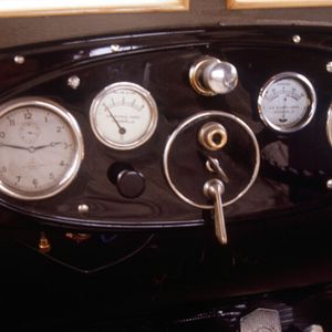 Beim Typ 3256 von 1928 des schwedischen Herstellers Scania-Vabis blickt man immerhin schon auf eine Art frühzeitliches Kombiinstrument mit Tacho und Kilometerzähler.(Bild:  Scania)