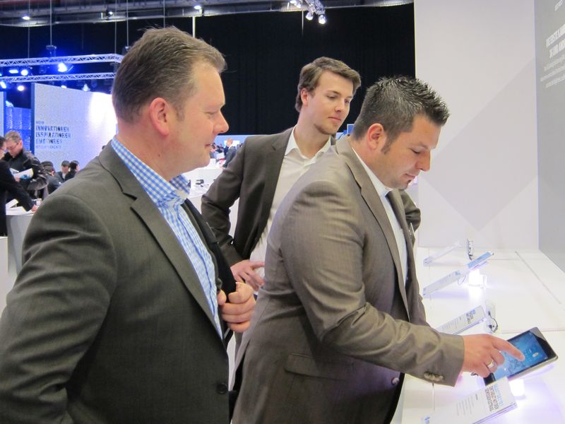 …während die Experten von Conrad Electronic schon die ersten Produkte auf Herz und Nieren testen. (Bild: IT-BUSINESS)