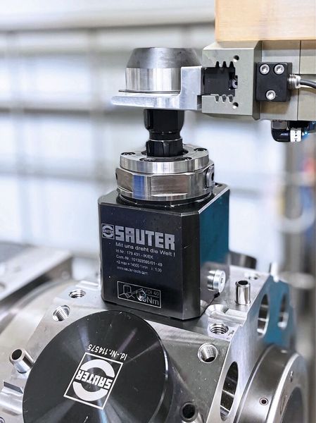 Der automatisierte Adapter-Wechsel an einem geraden Werkzeughalter mit Sauter SolidPro Schnittstelle.  (Bild: Sauter Feinmechanik)