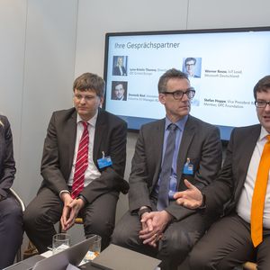 Von links nach rechts: Lynn-Kristin Thorenz vom Marktforschungsunternehmen IDC, Stefan Hoppe, Vizepräsident der OPC Foundation, Werner Reuss, IoT-Leader bei Microsoft und Dominik Boesl, Corporate Innovation Manager bei Kuka.