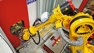 Ein palettiertes Werkstück wird in die Waschanlage von Mafac eingebracht. (Bild: Klaus Vollrath)