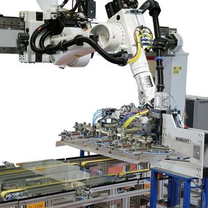 Mit einem entsprechenden Greifer legt der Roboter die Folien auf die Glasplatten.