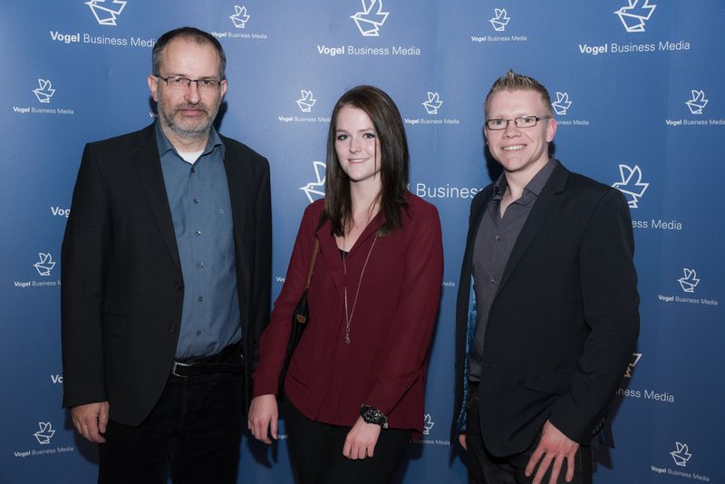 Vogel X-Mas Party 2012 im VCC in Würzburg    Unser Chef vom Dienst Peter Steinmüller, Praktikantin Tina Dürr und Medienberater Sven Gehwald (von links nach rechts).  Weitere exklusive Bilder zur Vogel Weihnachtsfeier finden Sie auf unserer Facebook-Fanpage. Jetzt reinschauen und Fan werden. Wir freuen uns über jeden Like. (Bild: Marcel Gollin/Vogel Business Media)