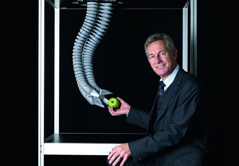Dr. Eberhard Veit, Vorstandsvorsitzender von Festo, Bionischer Handlings-Assistent (Archiv: Vogel Business Media)