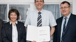 Prof. Uta Hohn, Prorektorin für Struktur und Planung, Prof. Lukas J. Gooßen, Professor für organische Chemie, Dr. Felix Müller, Evonik Innovation Networks & Communication (v.l.n.r.) bei der Überreichung der Ernennungsurkunde. (Evonik)