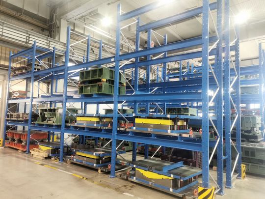Ohra hat bei Sovaro in Ungarn ein maßgefertigtes Regalsystem installiert, das die dort zu lagernden, teuren – und nicht zuletzt schweren – Tiefziehwerkzeuge für die Blechverarbeitung sicher aufnimmt. Per Spezialstapler können sie dann schnell an die Presse gefahren werden.(Bild:  Ohra)