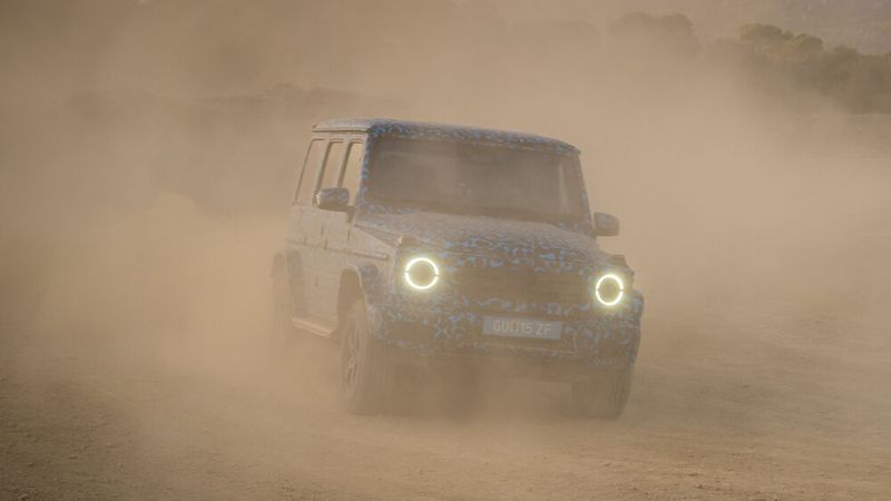 Die G-Klasse kann sich wie ein Leopard-Panzer auf der Stelle drehen. (Bild: Mercedes-Benz)