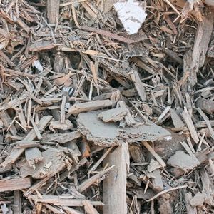 Ein Blick in den Holzhaufen lässt erkennen, wie heterogen die Struktur des als Brennstoff verwendeten Altholzes ist.(Bild:  Harald Thorwarth/ Hochschule für Forstwirtschaft Rottenburg)