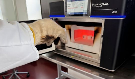 Nachdem die Tiegel im Ofen auf 900°C erhitzt wurden, kühlen binnen Sekunden ab.(Bild:  CEM)