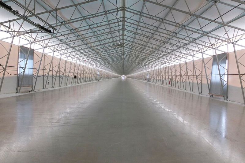 Trotzdem hat Nokian zusätzlich eine 700 Meter lange Halle gebaut, in der Eistests unter kontrollierten Bedingungen stattfinden können. (Bild: Rosenow/»kfz-betrieb«)