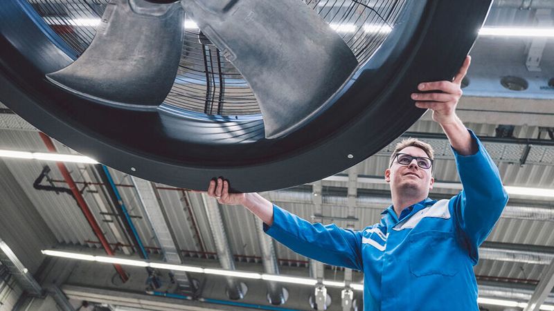 Ebm-Papst ist Technologieführer bei Luft- und Antriebstechnik mit rund 20.000 verschiedenen Produkten und gefragter Engineeringpartner. Das Unternehmen gehört zum zweiten Mal zur Top 100. Das Team begründet dies mit den Zukunftsthemen rund um Digitalisierung und Sensorik, die Ebm-Papst früh erkannt und bearbeitet hat. Hinzu komme eine effektive Marktbeobachtung. (Ebm-Papst Mulfingen)