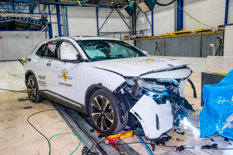 Vier Sterne hat der Vinfast VF8 geschafft. Der Hersteller aus Vietnam will sich weiter verbessern.(Bild:  Euro-NCAP/ADAC)
