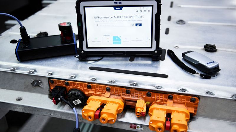 Mithilfe des „Battery Connector“ (links des Tablet-PC) können Werkstätten Antriebsbatterien sowohl im ein-, wie auch im ausgebauten Zustand direkt diagnostizieren. (Bild: Mahle)
