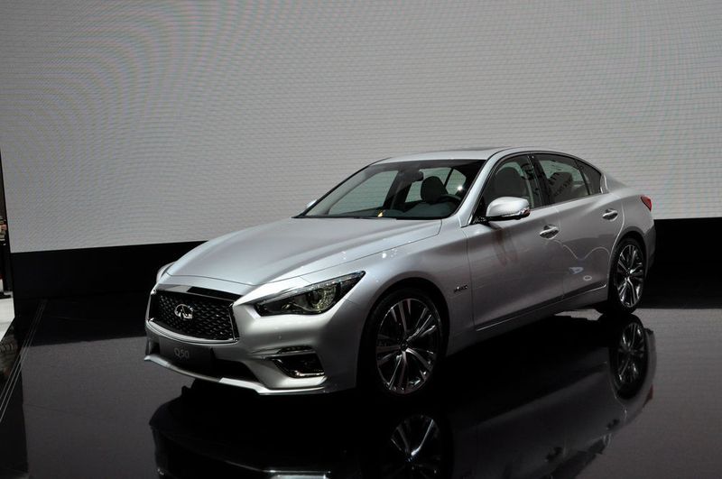 Infiniti hat den Q50 überarbeitet und ihm nicht nur optische Veränderungen verpasst. Neu ist auch ein Dreiliter-V6-Biturbo, der 405 PS leistet. (Wehner / »kfz-betrieb«)