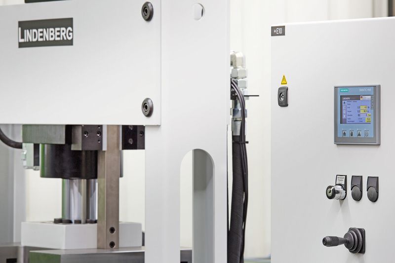 Diese Hydraulikpresse zeichnet sich durch ein energieeffizientes und perfekt abgestimmtes Konzept aus Hydrauliksystemen und Automatisierung aus. (Bild: Siemens AG/W. Geyer)