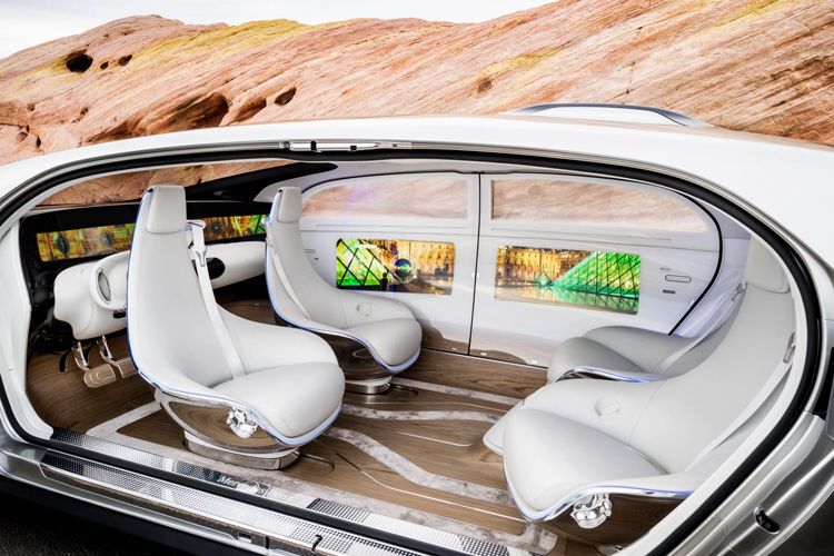 Im selbstfahrenden Auto kann den Insassen, vor allem dem Fahrer, das Treiben der anderen Fahrzeuge egal sein, sein Blick nach draußen ist befreit vom Zwang zur stetigen Aufmerksamkeit. (Foto: Mercedes)