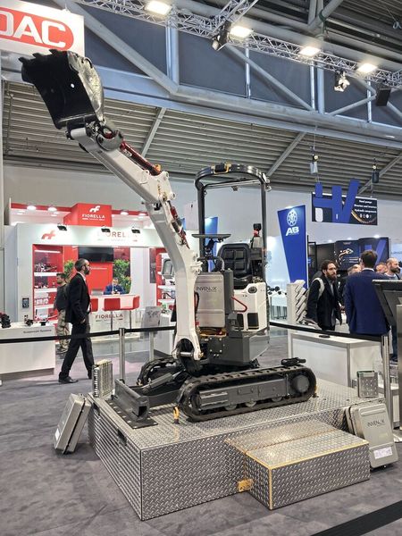 Hydac demonstrierte mit einer umgebauten Baumaschine auf der Bauma Einsatzbereiche für die Technologie der Unternehmensgruppe. Zum Beispiel nutzt der Bagger Batterien von Invenox. Auch die Positions-, Neigungs- und Winkelsensorik, Controler, Display und Hydraulik stammen von der Unternehmensgruppe. (Bild: dm/VCG)
