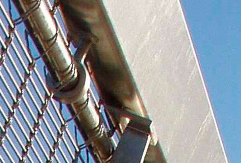 An Rundstangen verschraubt, halten Augenschrauben aus Edelstahl Rostfrei Bauelemente mit einer Zugfestigkeit von mindestens 500 N/mm², wie der WZV beschreibt. (WZV / GKD)