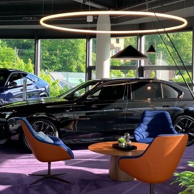 Highlight: Eine spezielle Lichtinszenierung sowie ein Teppich kennzeichnen Highlight-Modelle im Schauraum. (Bild: BMW Niederlassung Saarbrücken)