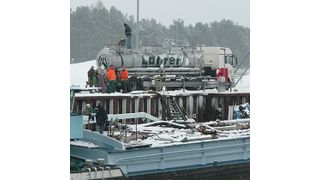 Flughäfen wie Düsseldorf, Frankfurt/Main oder München benötigen bei extremen Witterungsbedingungen bis zu 20 Lkw-Lieferungen Enteisungsmittel pro Tag (je zirka 25 t, im Bild die Umladung vom Schiff auf den Tanklastzug). Bild: Lanfer Logistik (Archiv: Vogel Business Media)