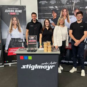 Die Auszubildenden werben unter anderem auf Karrieremessen und in Schulen für ein berufliches Engagement im Autohaus.(Bild:  Autohaus Stiglmayr)