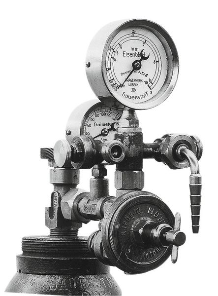 Johann Heinrich Dräger entwickelt 1889 den ersten zuverlässigen Kohlensäure-Druckminderer – das Lubeca-Ventil. (Bild: Drägerwerk)