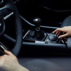 Das 8,8-Zoll-Display wird über einen Dreh-Drück-Schalter bedient.