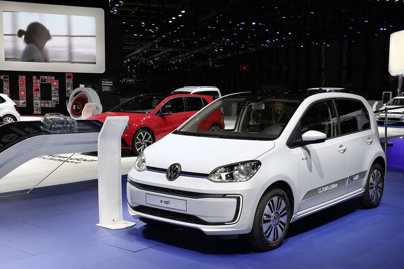 Die Elektro-Version des Kleinstwagens VW Up kostet 26.900 Euro. (VW)