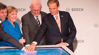 Auf dem Bild von links nach rechts: Dr. Michael Bolle, Bundeskanzlerin Dr. Angela Merkel, Ministerpräsident Winfried Kretschmann, Dr. Volkmar Denner. (Bild: Robert Bosch)
